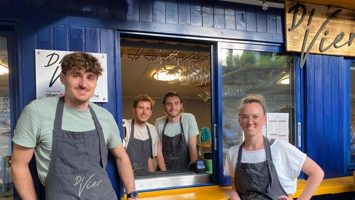Max, Cornelius, Michael und Eva bei ihrem Stand „DI Vier“