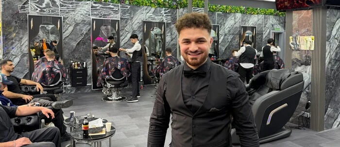 Mohammad Fadawi in seinem eigenen Friseursalon