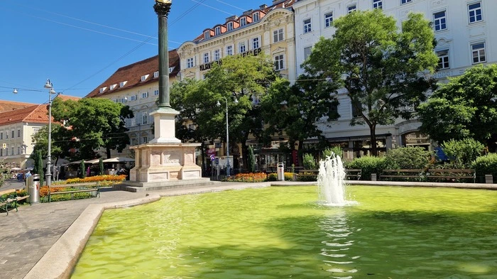 Donnerstagvormittag: So mancher Passant stutzt beim Anblick des Brunnenwassers