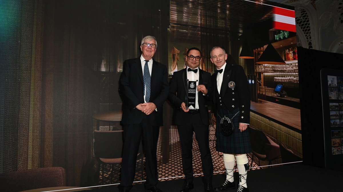 Robert Nguyen durfte in London den Preis für das beste internationale Leisure-Interieur entgegennehmen