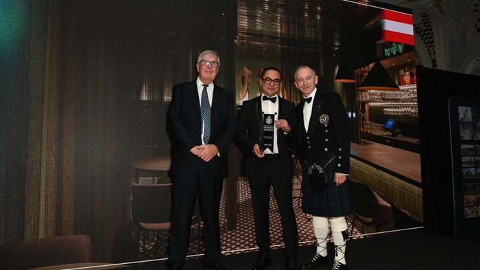 Robert Nguyen durfte in London den Preis für das beste internationale Leisure-Interieur entgegennehmen