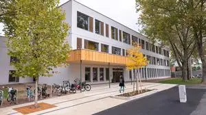 Volks- und Mittelschule Puntigam wurden in den letzten Jahren zum großen Schulcampus ausgebaut. Elterntaxis sorgen zu Stoßzeiten für viel Verkehr im Viertel 