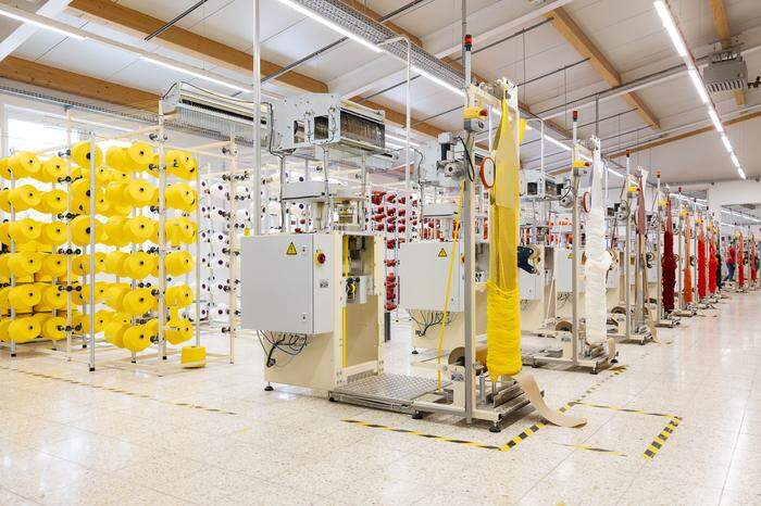 Eine der mittlerweile vier Produktionshallen in Neudau, wo die Netzschläuche aus Zellulose hergestellt werden,