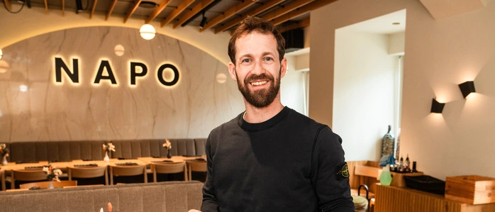 Dominik Flaßer einmal mit einer regulären Pizza und einmal im kleineren Format