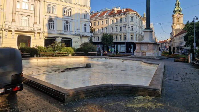 4. August, 7.11 Uhr: Das Becken am Eisernen Tor in Graz ist leer