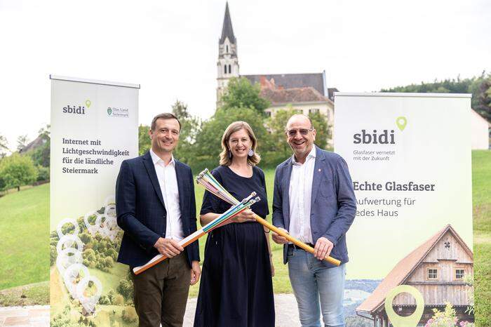 Breitband-Ausbau in St. Bartholomä: Johannes Trummer (sbidi), Landesrätin Barbara Eibinger-Miedl, Bürgermeister Josef Birnstingl 