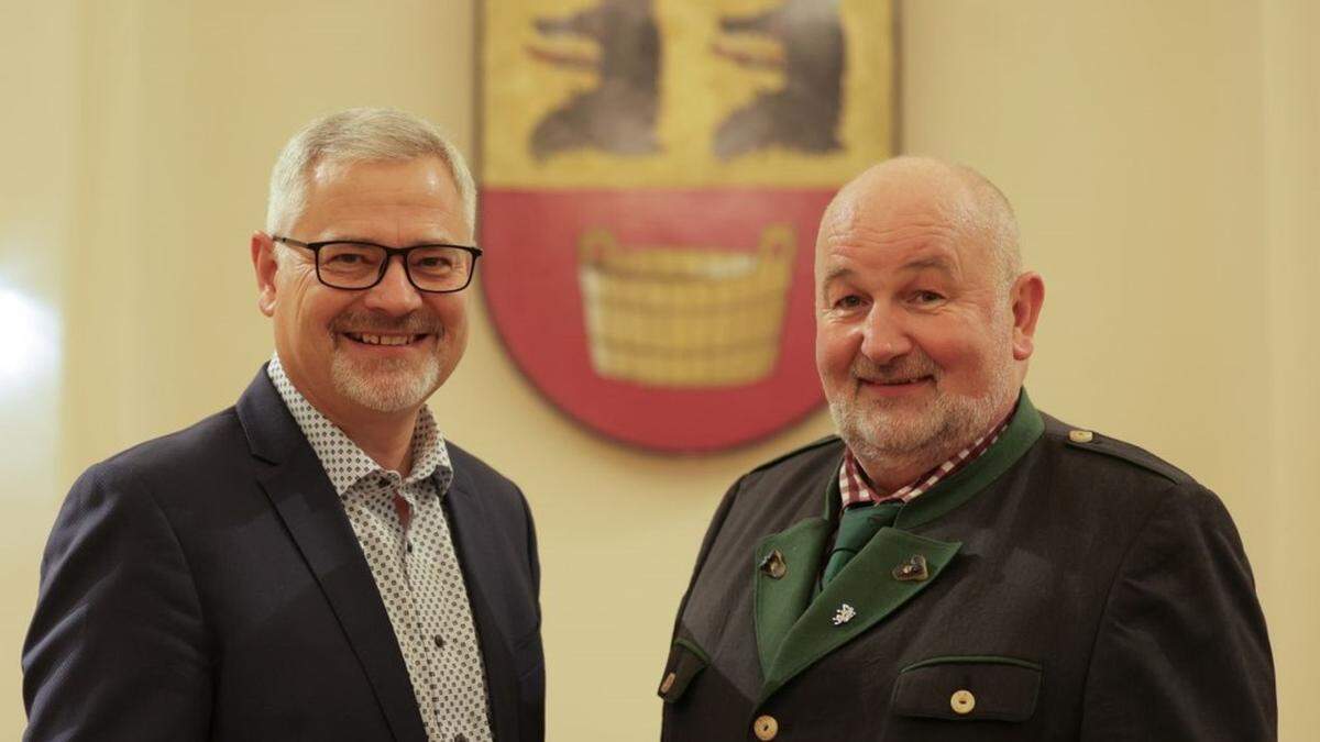 Hannes Kogler (rechts) übergab Amt und Gemeinde an Jakob Taibinger