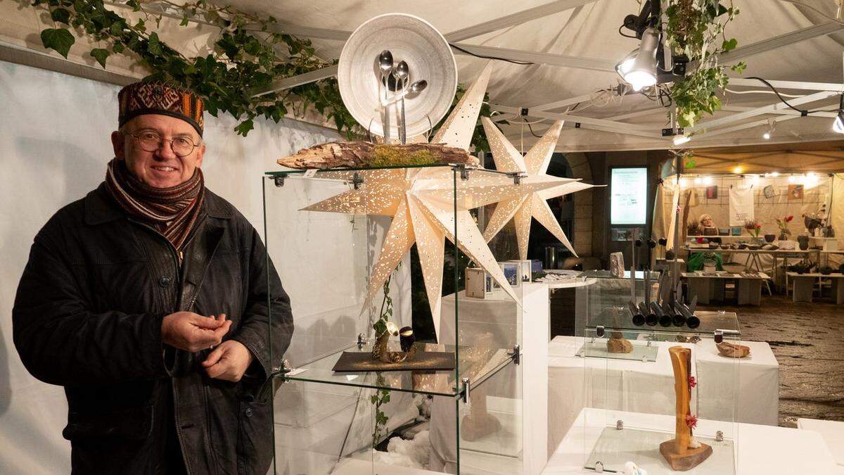 Hans Waltersdorfer mit den modernen Krippen beim Kunst- und Handwerksmarkt im Lesliehof