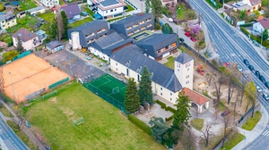 Das Areal ist insgesamt rund 10.000 Quadratmeter groß. Bis 2019 gehörte es den Salesianern, seither der Diözese Graz-Seckau
