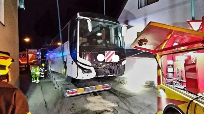 Huckepack: Der verrutschte Reisebus wurde per Kran wieder in Stellung gebracht