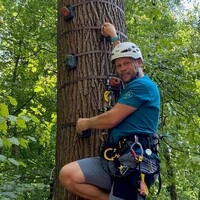 Jakob Kalas betreibt den Kletterwald Graz am Hilmteich und baut mit seinem Unternehmen Seilgärten und Spielplätze