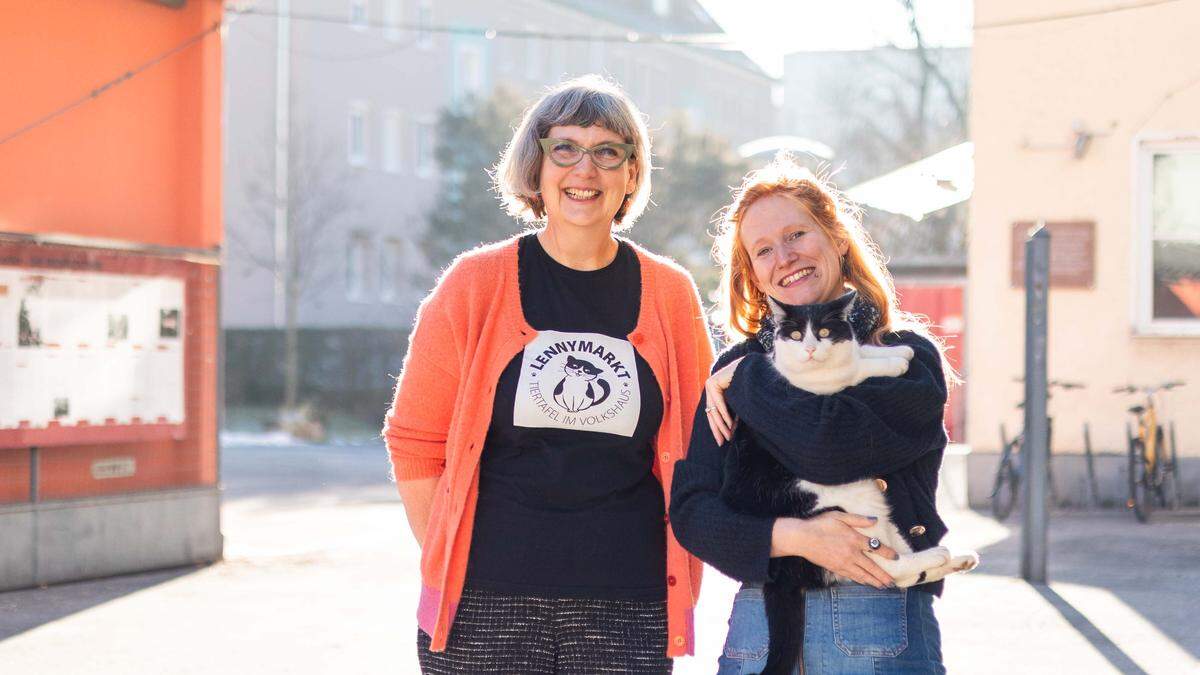 Gudrun Haller und Daniela Katzensteiner mit dem namengebenden Kater Lenny