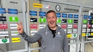 Ein Foto des Verstorbenen, fröhlich winkend