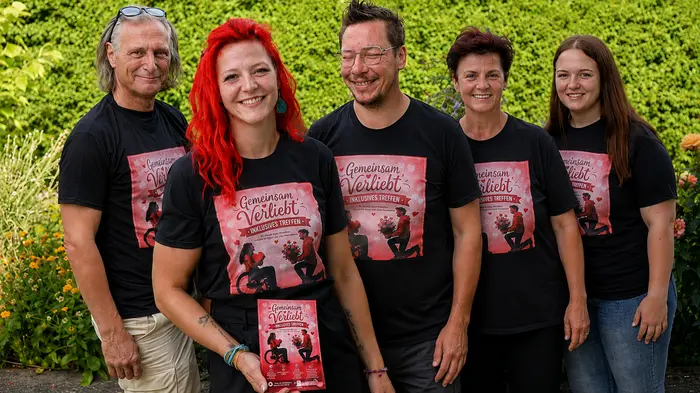 Walter Auner, Katrin Spannblöchl, Christian Sindler, Karin Mikusch und Vanessa Marie Spannblöchl vom Verein „Gemeinsam Zeichen setzen“ posieren für ein Foto.