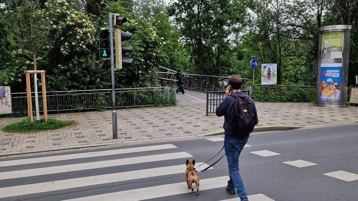 Grieskai: Hier vor dem Augartensteg soll eine Ampel mit einem „intelligenten Kamerasystem“ entstehen