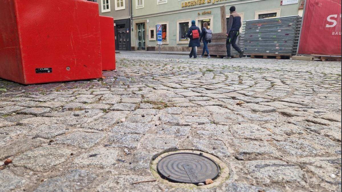 Im Vordergrund einer von mehreren Sensoren, die an das Parkleitystem am Bischofplatz erinnern