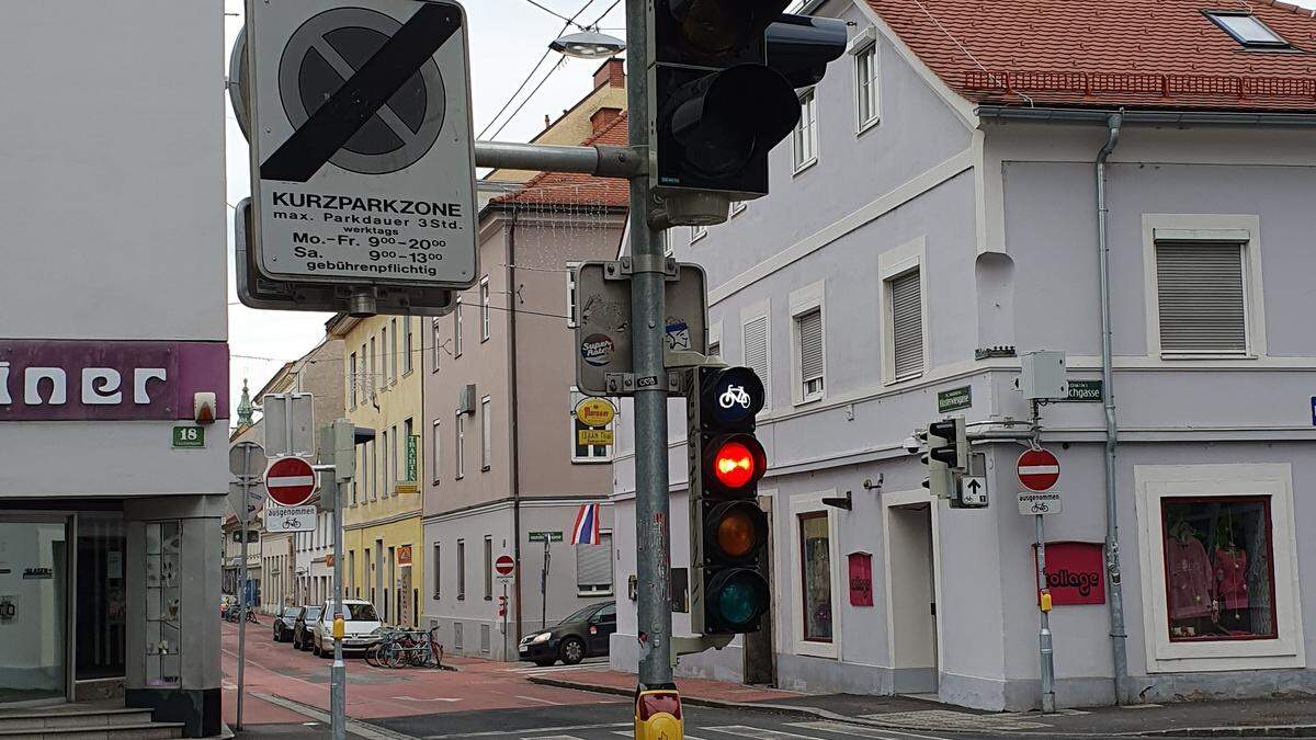 An der Kreuzung Klosterwies-/Grazbachgasse hängen seit Herbst Kameras - und haben Rotlichtüberschreitungen bei Radfahrern festgehalten