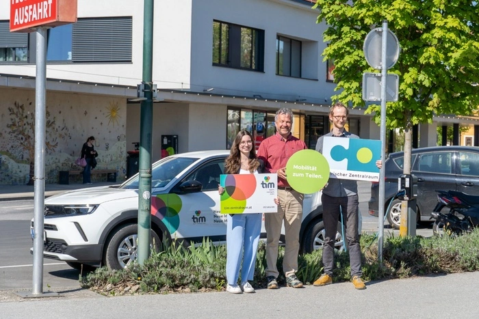 In Fernitz-Mellach wurde der tim-Standort vor das Gemeindeamt verlegt. (v. l. n. r.: Lena Fruhmann, Bürger:innenservice Fernitz-Mellach; Bürgermeister Robert Tulnik; Florian Supe, Regionalmanagement Steirischer Zentralraum)