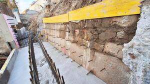 Vor der Kaimauer ensteht das Fundament für einen Oberleitungsmasten