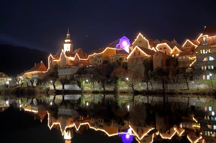 Die Silhouette der Altstadt erstrahlt wieder in festlichem Glanz.