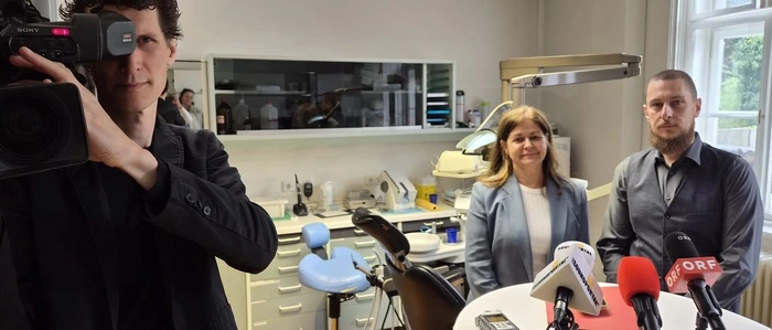 SPÖ-Chefin Doris Kampus und Kassenarzt Max Mairinger luden in eine leerstehende Zahnarztpraxis zur Pressekonferenz, ein Kameramann für den ORF filmte dabei mit