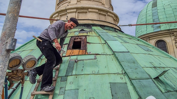 Das Kupferdach des Mausoleums ist undicht. Bevor das eindringende Wasser noch größere Schäden anrichten kann, wird das Dach nun saniert. 
