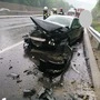 Ein Pkw war auf der A9 bei starkem Regen gegen die Leitplanke geprallt