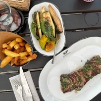 Signature Steak im El Gaucho Churrasco-Cut mit Grillgemüse, Pommes und Trüffelmayo