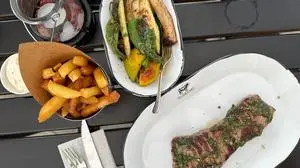Signature Steak im El Gaucho Churrasco-Cut mit Grillgemüse, Pommes und Trüffelmayo