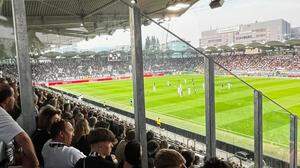 Eingeschränkte Sicht aufs Spielfeld: Foto eines Fans