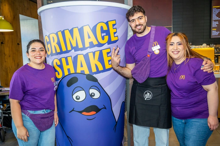 Restaurantleiterin Zeynep Doganay (r.) und ihr Team verwöhnten die Gäste
mit kostenlosen Grimace Shakes