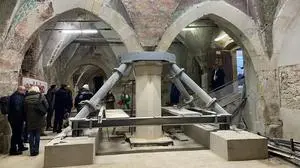 Die gotische Säule kann die Burg künftig wieder tragen