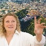 Montage: Städteplanerin Aglaée Degros (TU Graz) mit weißem Hemd und einer Hand gestikulierend; im Hintergrund ein Luftbild vom Grazer Zentrum mit Schloßberg und Blick Richtung Süden
