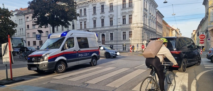 Montagnachmittag um 16.42 Uhr: Die Polizei ist an der Unfallstelle bei der Kreuzung Brockmanngasse/Conrad-von-Hötzendorf Straße