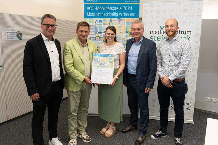 Herwig Riegler (links), LH-Stv. Anton Lang (2. von rechts) und VCÖ-Experte Michael Schwendinger (ganz rechts) gratulieren den Ausgezeichneten beim VCÖ-Mobilitätspreis Steiermark Leobens Bürgermeister Kurt Wallner (2. von links) und der regionalen Jugendmanagerin Andrea Pillhofer (Bildmitte)