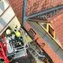 Die Flammen griffen von der Fassade auf das Dach über