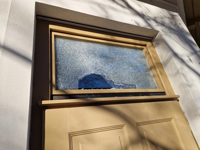 Kaputte WC-Scheibe im Volksgarten