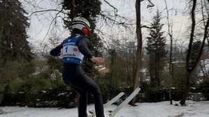 Lukas Schönberger beim Sprung 