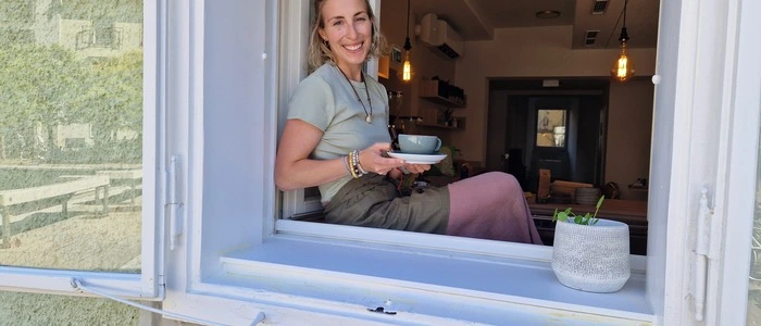 Teresa Lanzer-Robinson wird ihre Kaffeekreationen auch durchs Fenster auf den Karmeliterplatz hinausreichen