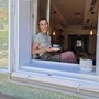 Teresa Lanzer-Robinson wird ihre Kaffeekreationen auch durchs Fenster auf den Karmeliterplatz hinausreichen