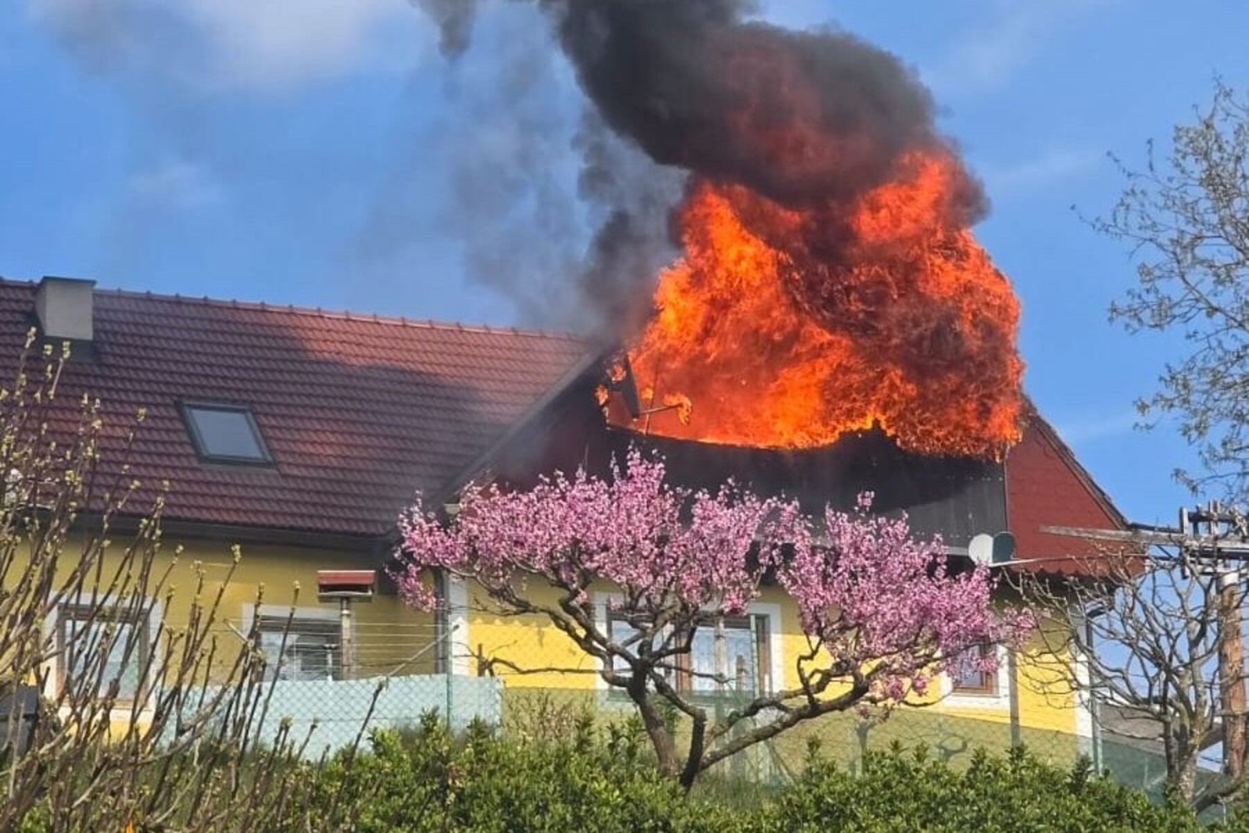 Ein Bewohner verletzt: Großeinsatz in Tillmitsch: Feuer zerstörte Wohnhaus