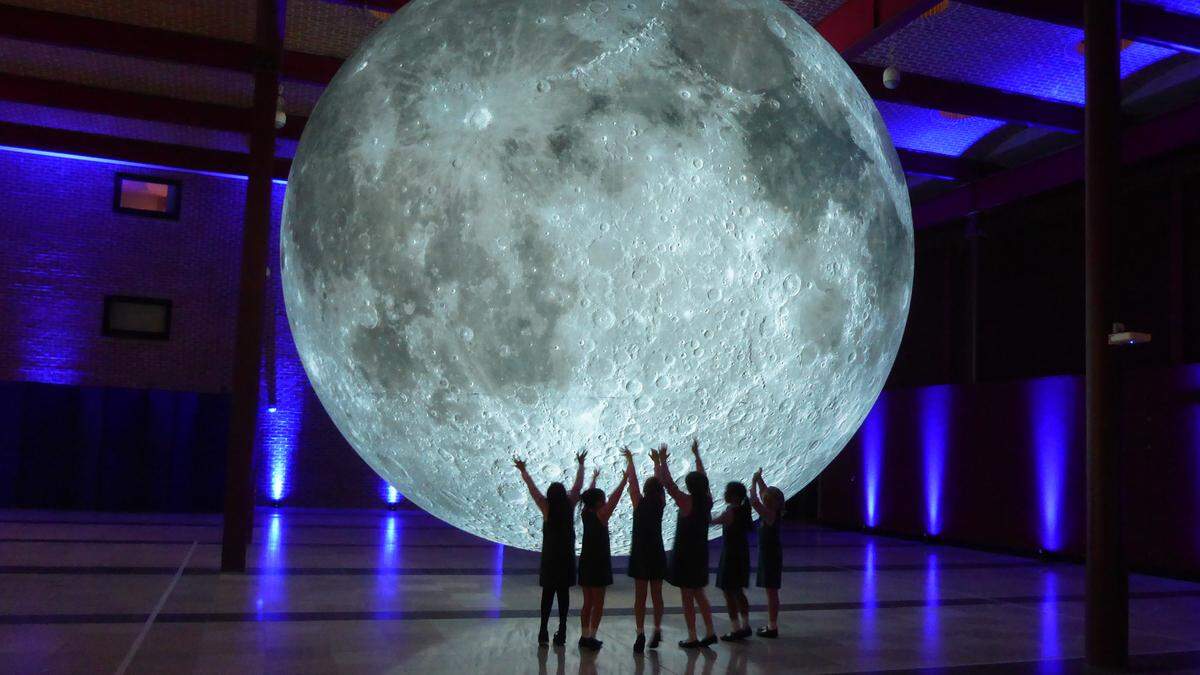 Die Installation „Museum of the Moon“ von Luke Jerram wird in der Stadtpfarrkirche zu sehen sein