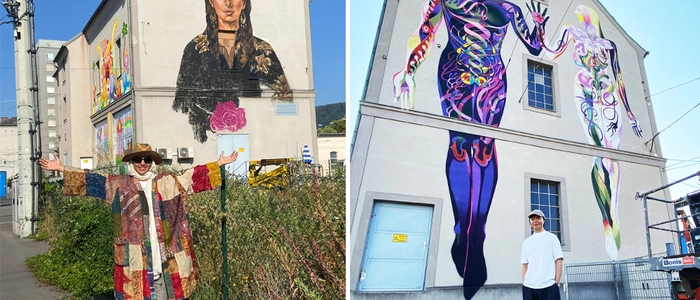 Genauere Beschreibung der Bilder im Text. Sie trägt einen Mantel mit bunten Flecken, ein Kopftuch und einen Hut, der mit Farbflecken übersät ist, und posiert mit offenen Händen vor dem Bild. Er steht lässig mit weißem T-Shirt und Kapperl da und hat die Hände in der Hosentasche