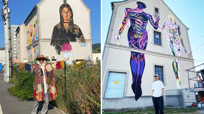 Genauere Beschreibung der Bilder im Text. Sie trägt einen Mantel mit bunten Flecken, ein Kopftuch und einen Hut, der mit Farbflecken übersät ist, und posiert mit offenen Händen vor dem Bild. Er steht lässig mit weißem T-Shirt und Kapperl da und hat die Hände in der Hosentasche