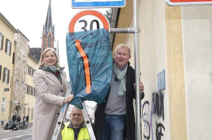 Schwentner, Fischer und Mitarbeiter der Stadt Graz montieren neue Schilder