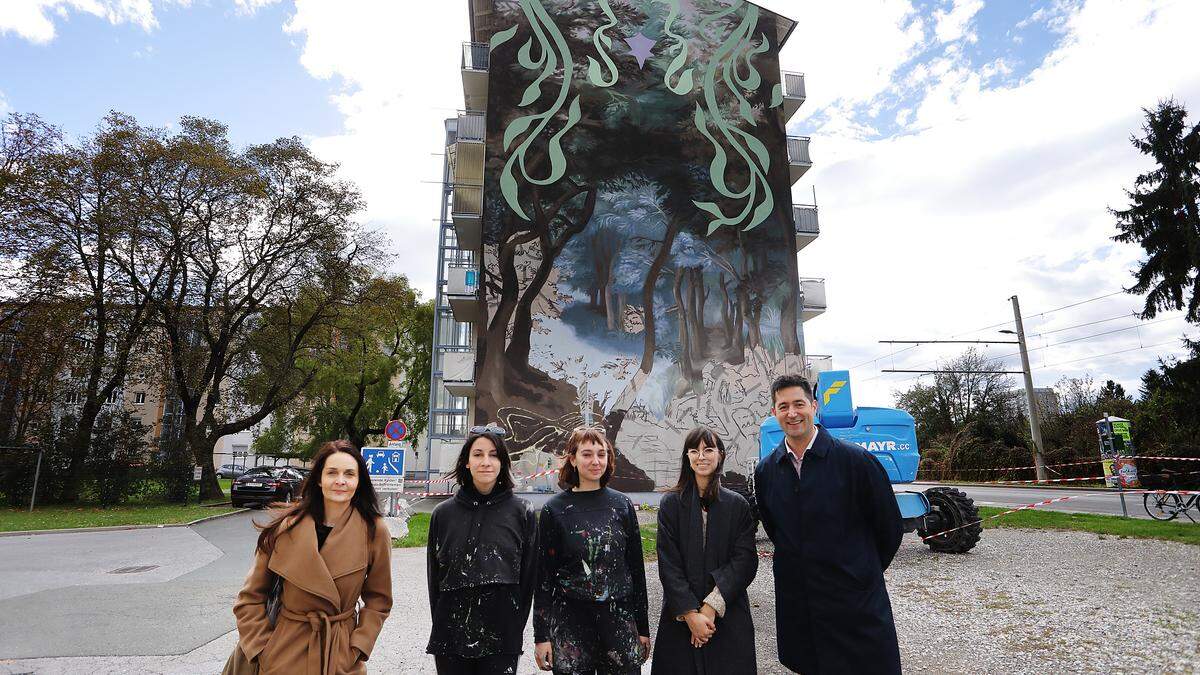 Hier noch vor der unfertigen Wand: Sandra Sonnleitner (Geschäftsführerin der Kaiserschild-Stiftung), die Künstlerinnen Sisa Soldati und Sofi Mele, Camilla Anselmi (Alte Galerie), Stefan Albl (Sammlungskurator für Frühe Neuzeit, Alte Galerie), v.l.