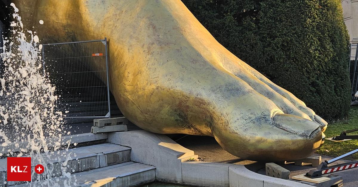 Oper-Graz-Was-es-mit-dem-riesigen-goldenen-Fu-vor-der-Grazer-Oper-auf-sich-hat