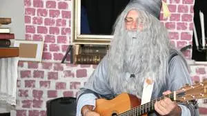 Ein „Vater unser“ mit Dumbledore-Bart und Gitarre: Pfarrer Marcus Hütter