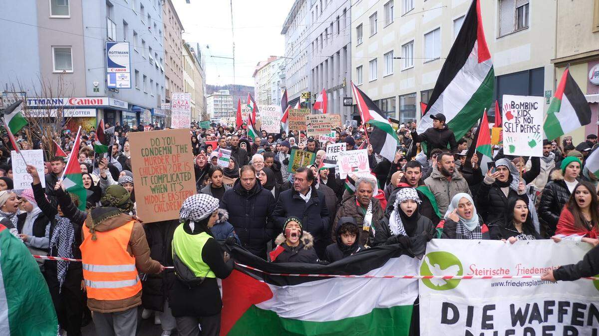 Zahlreiche Palästina-Flaggen wurden bei der Demo geschwenkt. Mit dabei auch der Botschafter Palästinas in Österreich, Salah Abdel Shafi (Bildmitte)