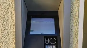 Glänzt wie neu, ist es auch: der Bankomat in Tahl bei der Brückenwaage